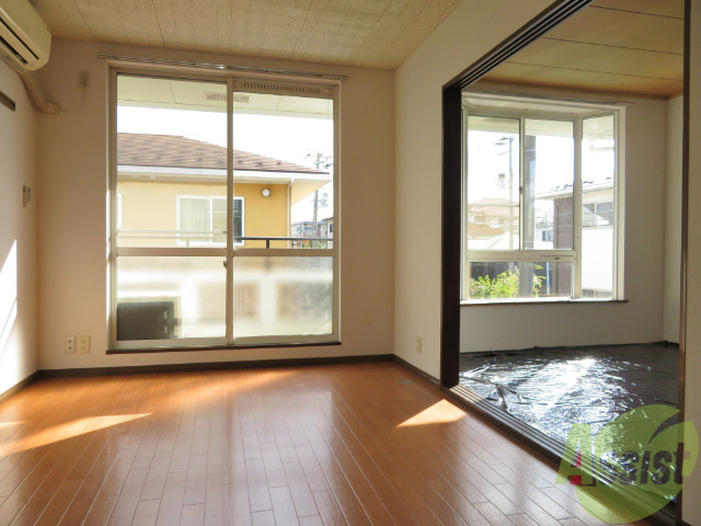 居室・リビング　リビングは、広々していて陽当たりもよさそうですね。