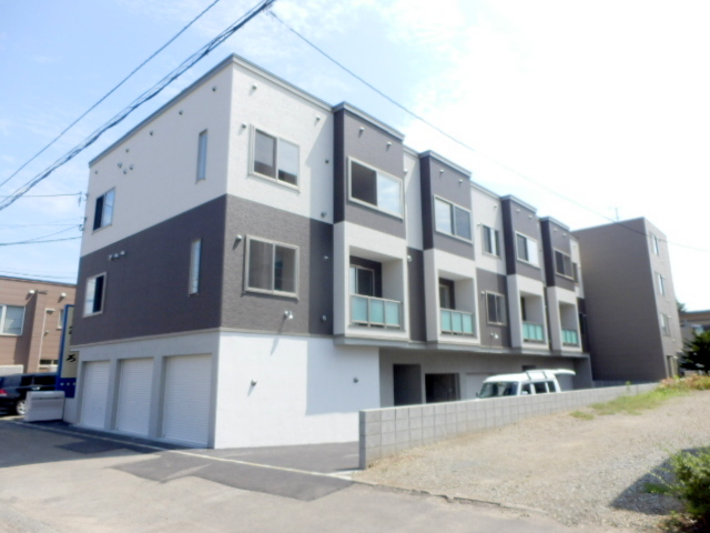 札幌市東区北二十三条東のアパートの建物外観