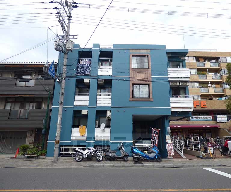 京都市上京区新白水丸町のマンションの建物外観
