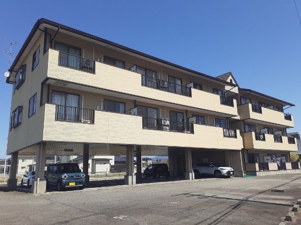 中新川郡上市町稗田のマンションの建物外観