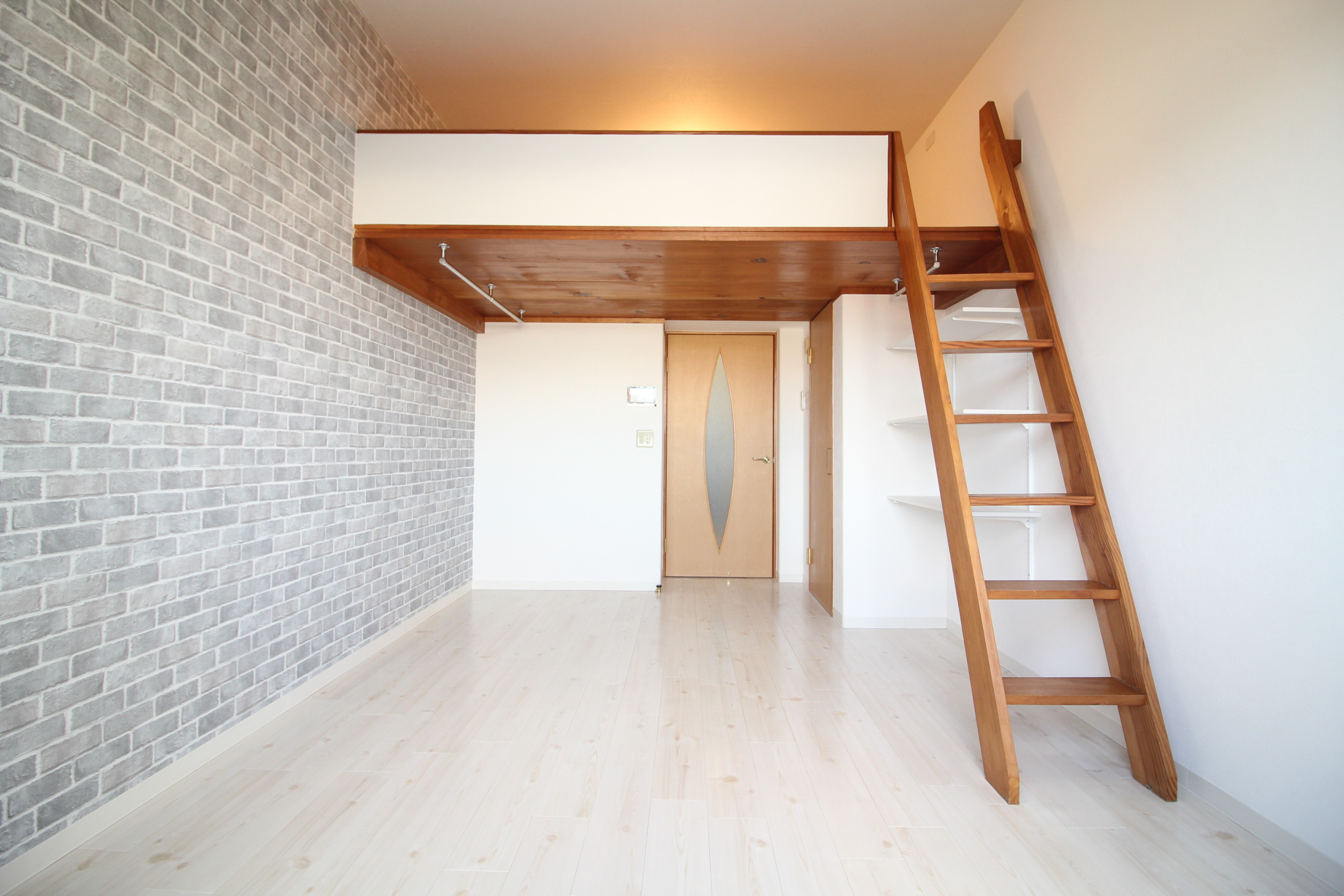 居室・リビング　白のフロアで明るい8帖居室♪