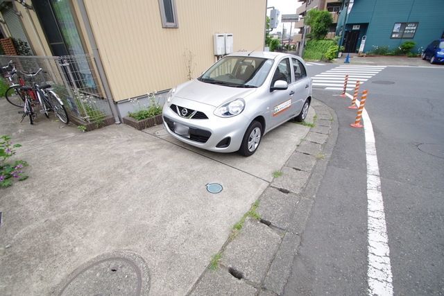 【海老名市国分南のアパートの駐車場】