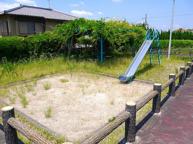 【奈良市学園南のアパートの公園】