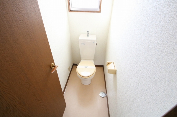 トイレ　窓があり明るいです。換気も◎