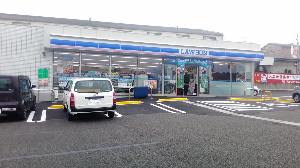 コンビニ　ローソン新大南店（コンビニ）まで586m