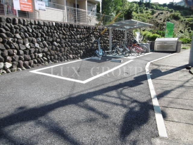 【八王子市狭間町のアパートの駐車場】