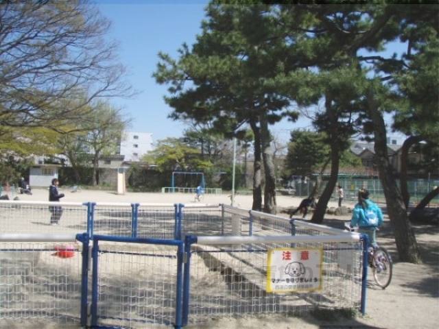 【京都市右京区太秦下角田町のマンションの公園】