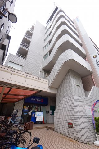 川崎市高津区久本のマンションの建物外観