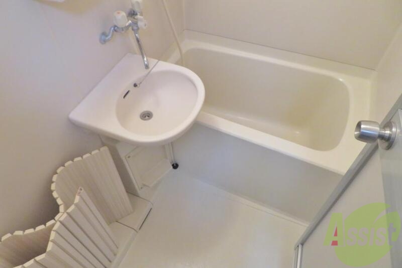 バス・シャワールーム　お風呂は広々としてイイ感じ。