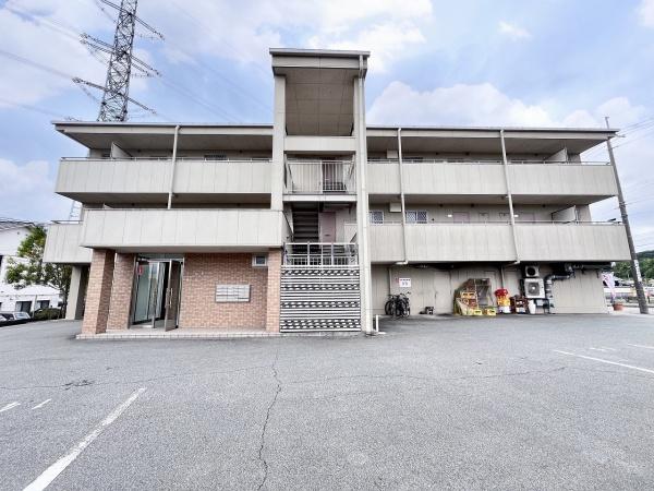 建物外観　鉄骨造3階建