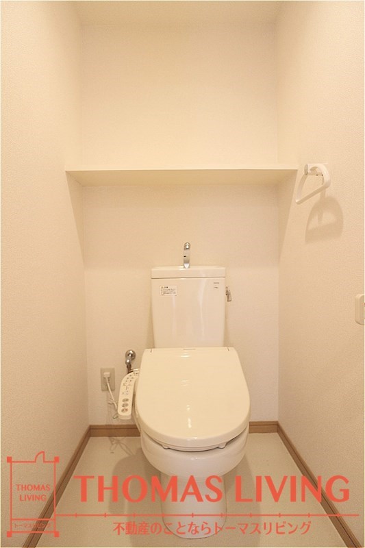 トイレ　収納棚があるトイレです。