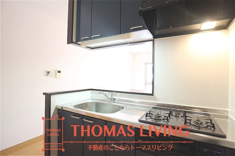 キッチン　3口コンロ付きです。