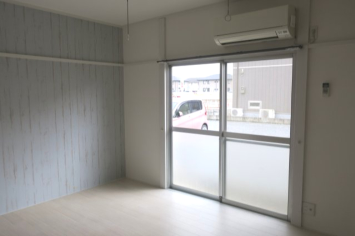 居室・リビング　アクセントクロスがおしゃれな６帖の洋室