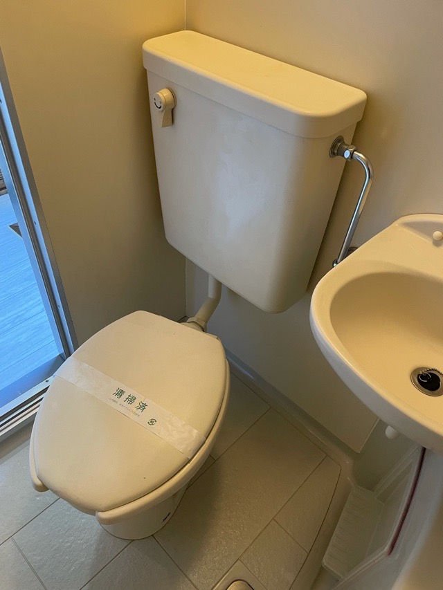 トイレ　同物件、別部屋の写真となります