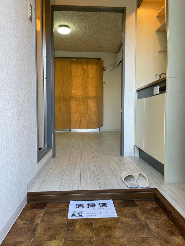 玄関　同物件、別部屋の写真となります