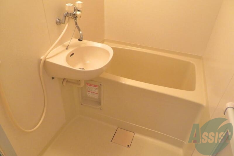 バス・シャワールーム　バスルームはユニットタイプでお掃除もしやすそうですね