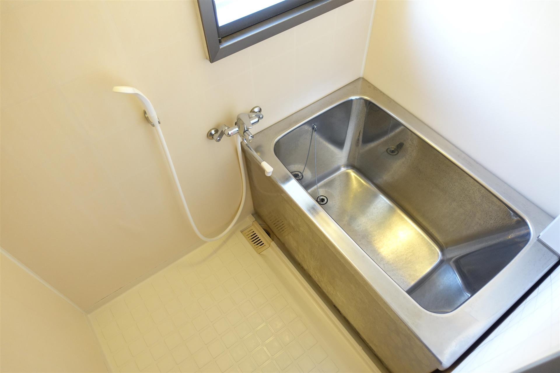 バス・シャワールーム　バスルームはしっかり換気のできる小窓付♪