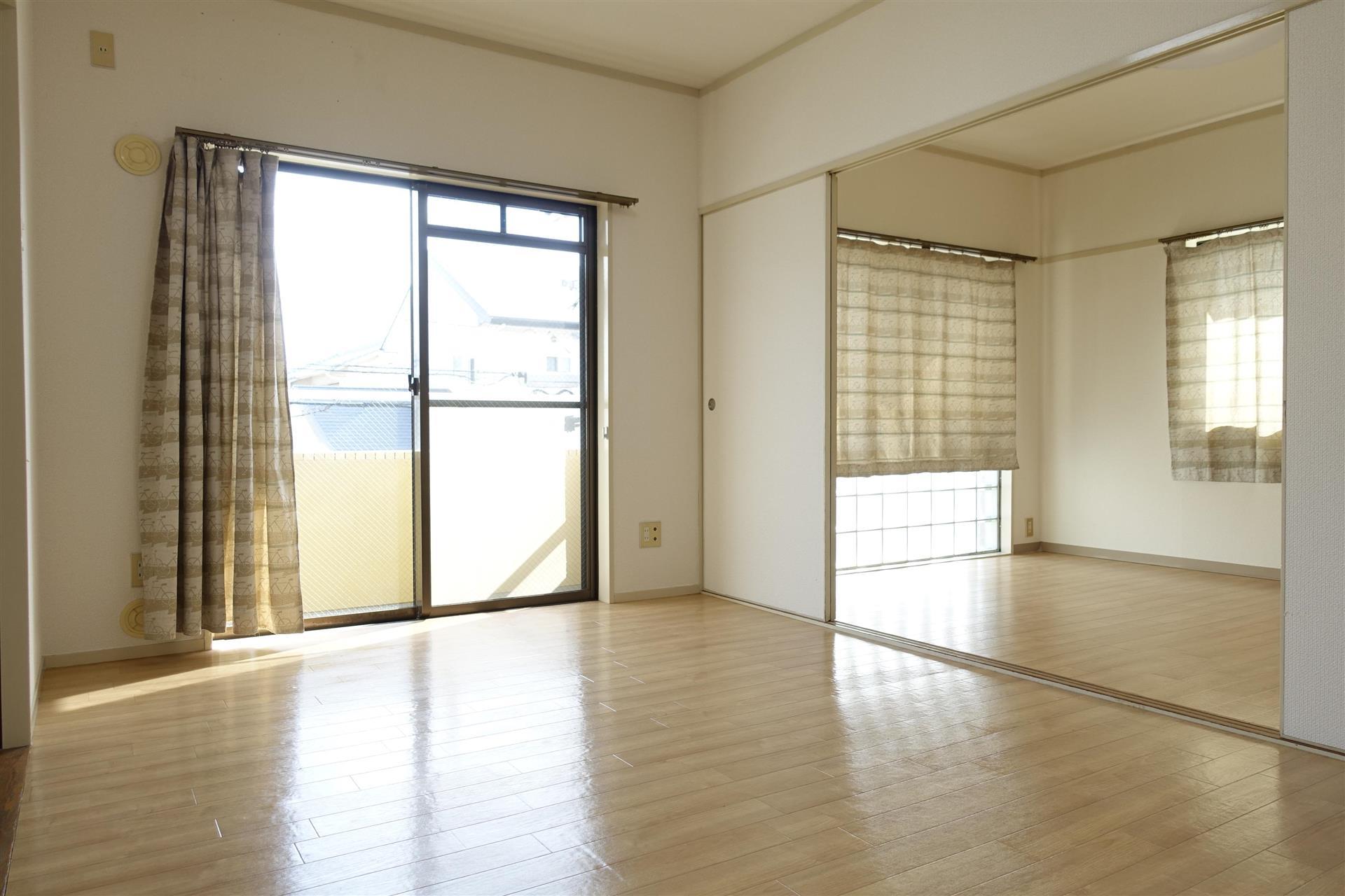 居室・リビング　開口部の広い洋室はお部屋を広く使えます♪