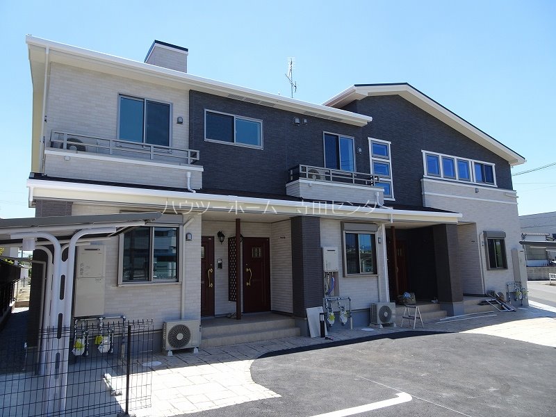 久世郡久御山町島田のアパートの建物外観