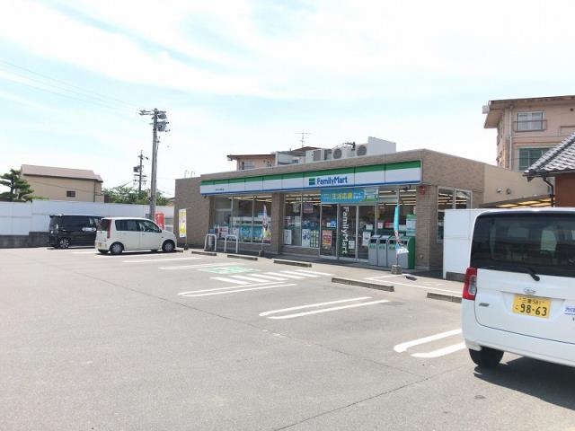 コンビニ　ファミリーマート（コンビニ）まで909m