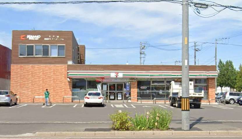 コンビニ　セブンイレブン（コンビニ）まで779m