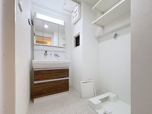 バス・シャワールーム　掲載写真は同型モデルを掲載しており実際のお部屋と仕様等が異な