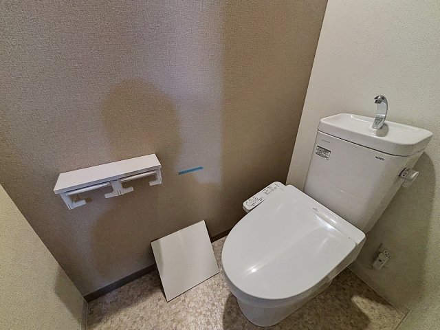 トイレ　掲載写真は同型モデルを掲載しており実際のお部屋と仕様等が異な