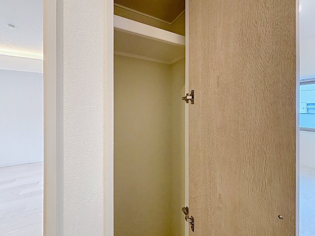玄関　掲載写真は同型モデルを掲載しており実際のお部屋と仕様等が異な