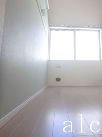 居室・リビング　オシャレなホワイトフローリング