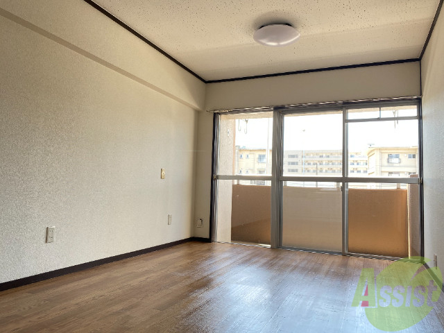 居室・リビング　９帖のＬＤＫ。引き戸を開けると解放感があります。