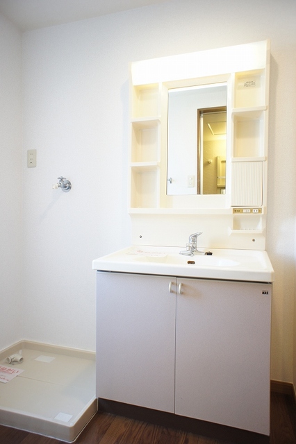 洗面設備　防水パン付き洗濯機置場あり