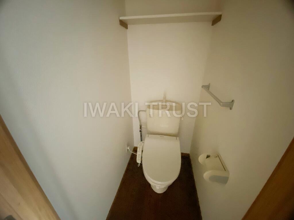 トイレ　トイレはシャワー付き洗浄便座で快適です