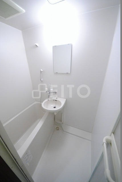 バス・シャワールーム　写真は１０２号室