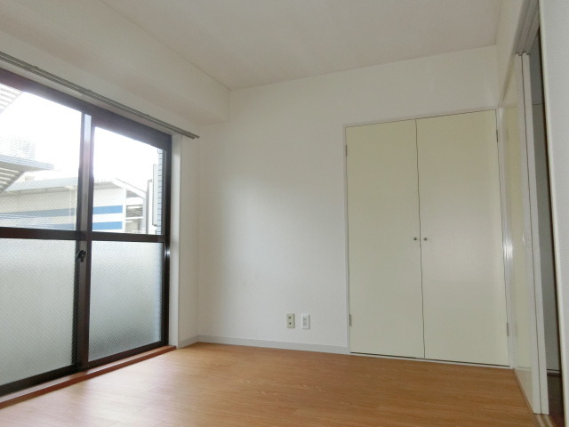 居室・リビング　オール洋間にリフォームされていて、万が一のワンちゃんの粗相も