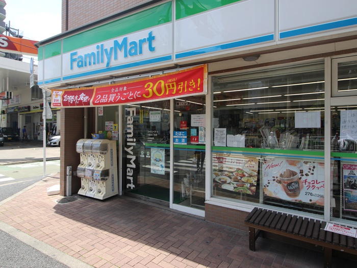 コンビニ　ファミリーマート（コンビニ）まで47m