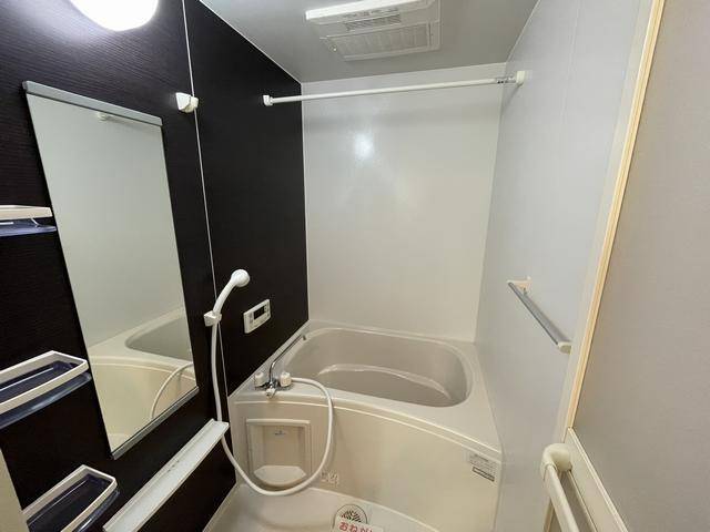 バス・シャワールーム　清潔感のある浴室です。