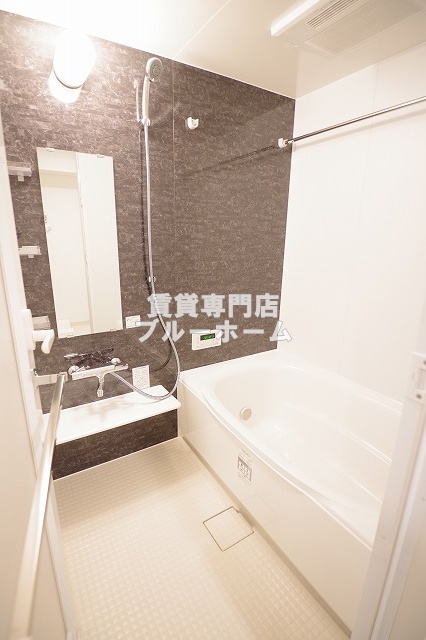 バス・シャワールーム　浴室乾燥機・追炊き機能付きのお風呂！