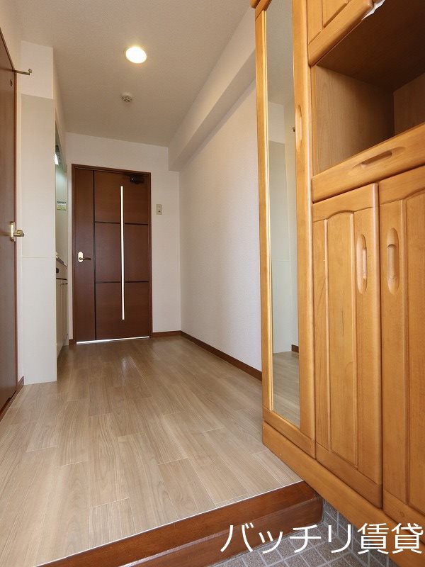 玄関　別号室タイプの為、現状を優先致します。