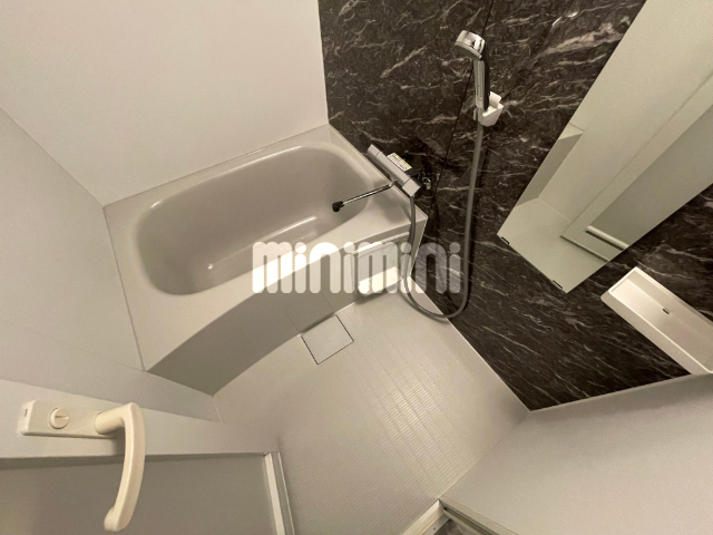 バス・シャワールーム　サーモ水栓付きのバスルーム