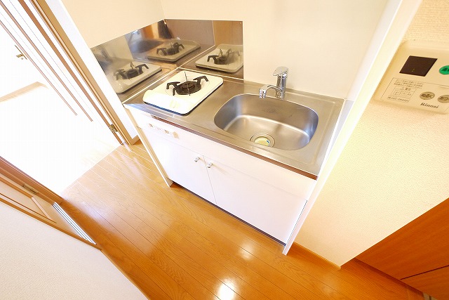 キッチン　コンパクトなキッチンで掃除もラクラク