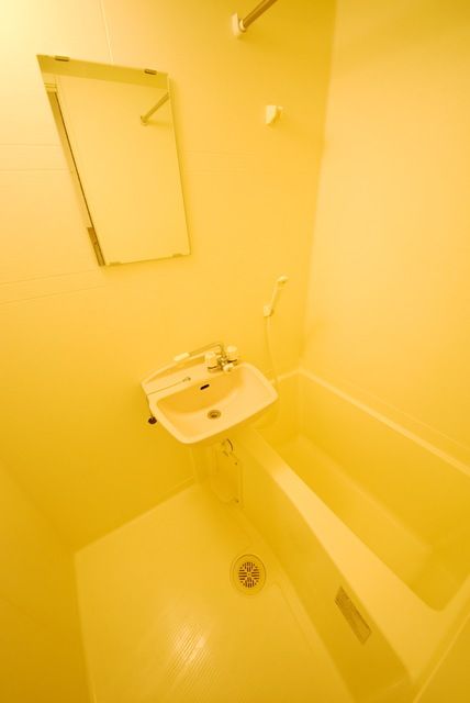 バス・シャワールーム　浴室乾燥機付きです♪