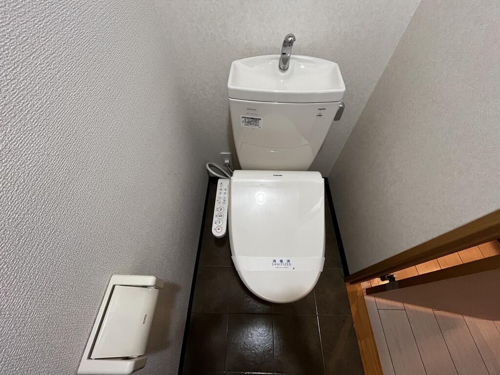 トイレ　温水洗浄便座付き（同仕様写真）