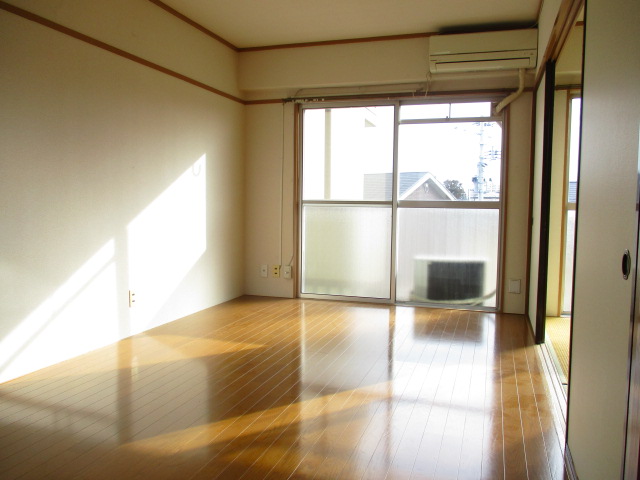 居室・リビング　広々としたリビング、南向きで陽当たり良好です♪