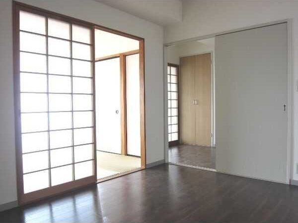 居室・リビング　同物件の別部屋になります。