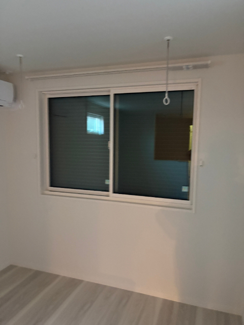 その他　リビング窓シャッターあり