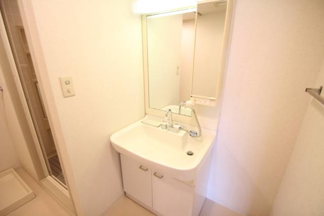 洗面設備　器の広い洗面台が便利ですね。