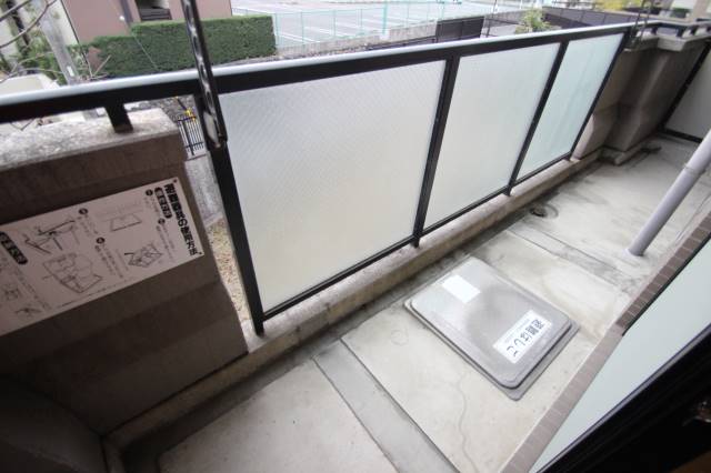 バルコニー　横幅のあるベランダです。