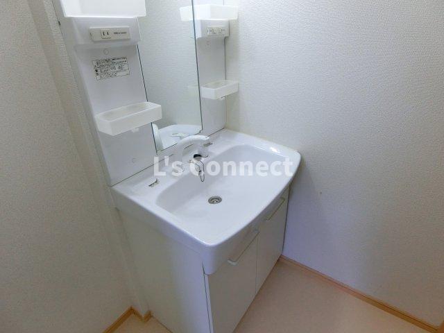 洗面設備　朝の支度もスムーズな独立洗面台。