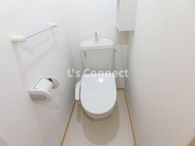 トイレ　温水洗浄便座付きのトイレ。