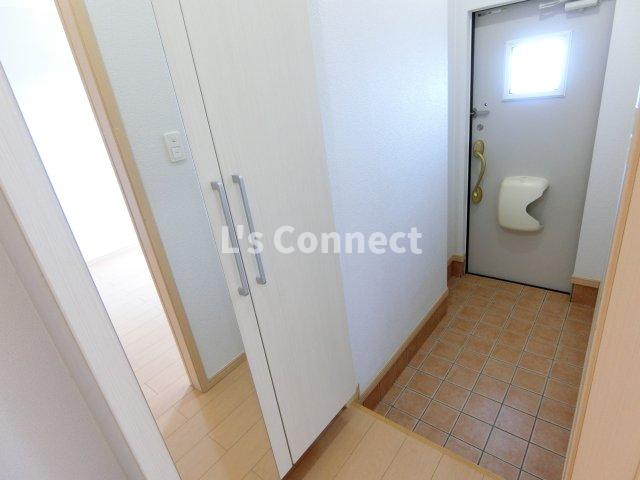 玄関　背の高い下駄箱には鏡付きで身だしなみチェック。